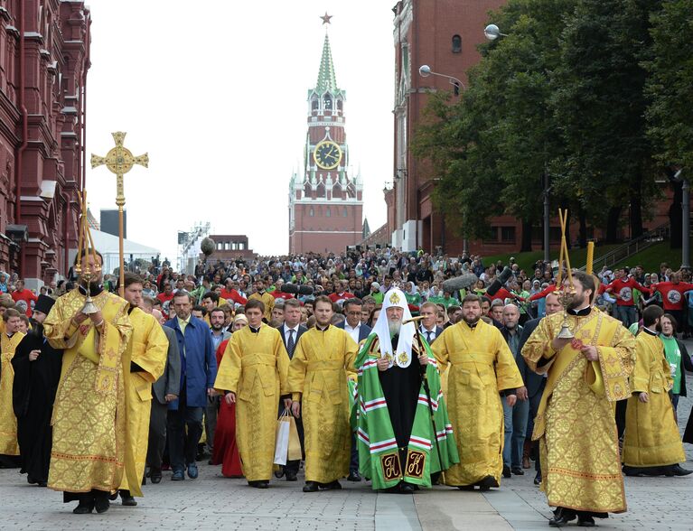 Патриарх Кирилл возглавил крестный ход в честь святителя Петра