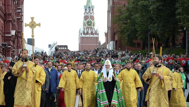 Патриарх Кирилл возглавил крестный ход в честь святителя Петра