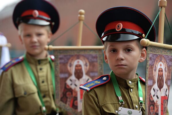 Участники крестного хода по исторической Петровской дороге