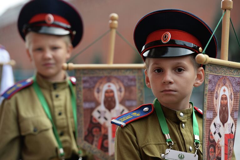 Участники крестного хода по исторической Петровской дороге