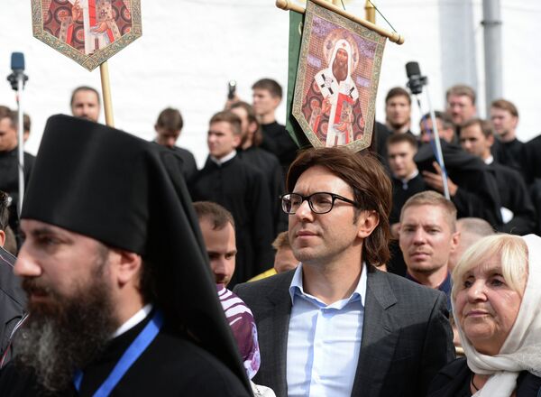 Телеведущий Андрей Малахов во время крестного хода по исторической Петровской дороге