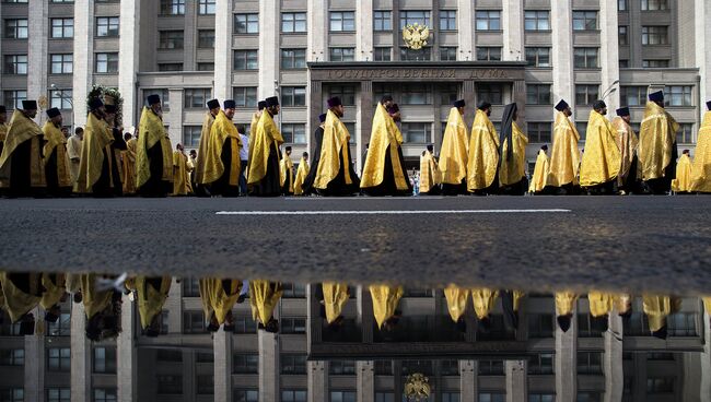 Крестный ход по исторической Петровской дороге от московского Кремля к древнему Высоко-Петровскому монастырю