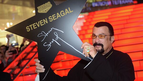 Американский актер, кинопродюсер и сценарист, мастер боевых искусств и музыкант Стивен Сигал, подписавший именную звезду на московской Аллее Славы рядом с торговым центром VEGAS