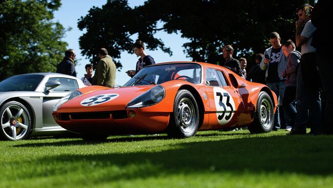 Автомобиль 1964 года Porsche 904 на выставке Porsche Classics at the Castle в Лондоне