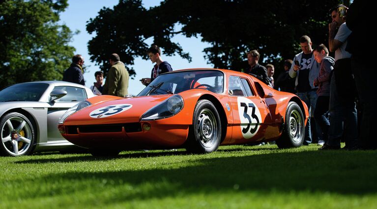 Автомобиль 1964 года Porsche 904 на выставке Porsche Classics at the Castle в Лондоне