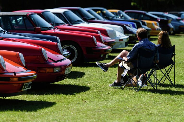 Посетители на выставке Porsche Classics at the Castle в Лондоне