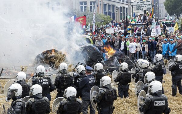 Сотрудники правоохранительных органов и участники акции протеста фермеров на площади перед зданием Совета ЕС в Брюсселе