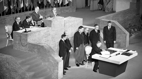 Премьер-министр Японии Сигэру Ёсида подписывает Сан-Францисский мирный договор. 8 сентября 1951