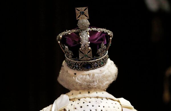 Королева Великобритании Елизавета Вторая в имперской церемониальной короне