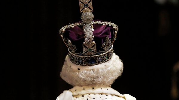Королева Великобритании Елизавета Вторая в имперской церемониальной короне