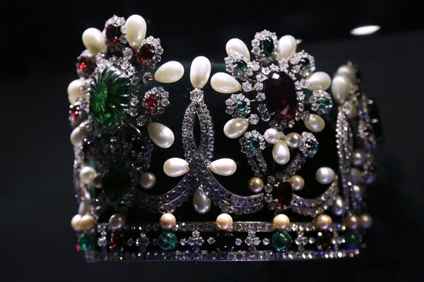 КопиA picture taken on September 19, 2012 in Paris shows a replica of the crown of Iran's Empress Farah Diba displayed during an exhibition devoted to Van Cleef & Arpels at the Arts decoratifs museum in Paris. All the daring of the creations of this legendary jewellery house are highlighted in the Nave at Les Arts DÈcoratifs, until February 10, 2013, with 400 pieces that have made the fame of Van Cleef & Arpels since 1906.я короны императрицы Ирана Фарах