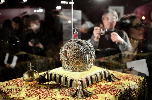 Корона императрицы Анны Иоанновны на выставке Коронация в Кремле