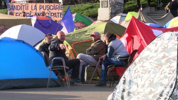 Митингующие в Кишиневе готовили еду и ютились в палатках у здания правительства