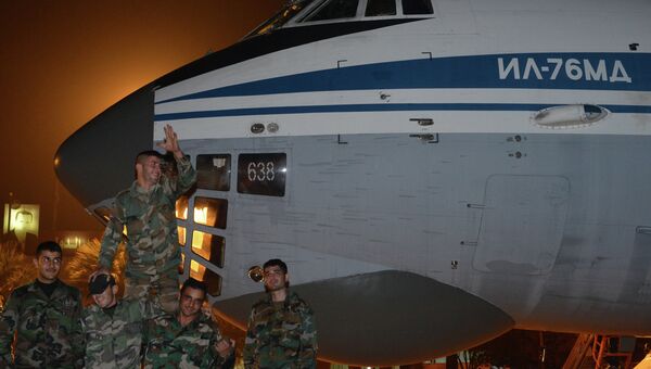 Самолет с российской гуманитарной помощью в аэропорту города Латакия, Сирия