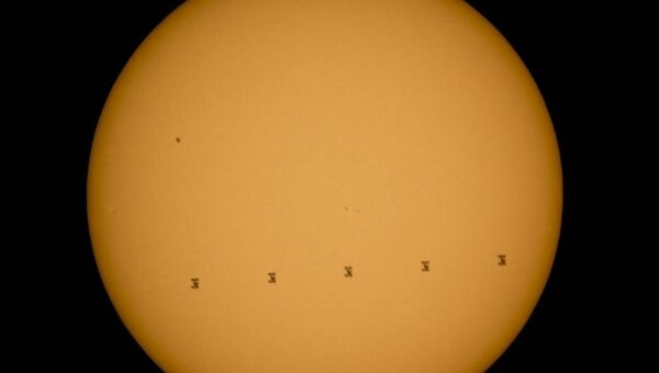Изображение МКС на фоне Солнца. Архивное фото