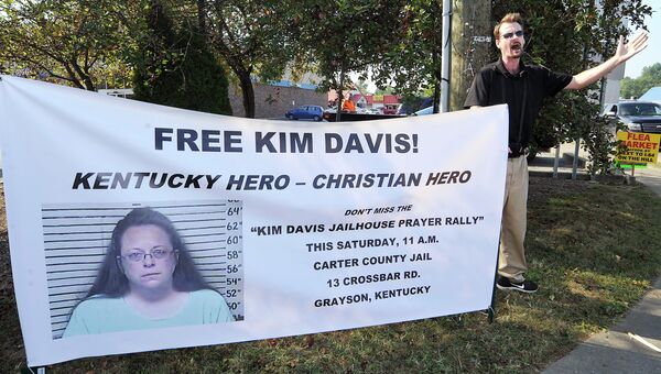 Акция в поддержку Ким Дэвис, которая была отправлена за решетку за отказ регистрировать однополые браки по религиозным убеждениям