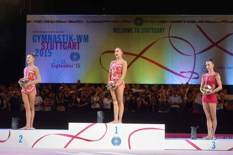 Призеры индивидуальных соревнований в упражнениях с обручем на ЧМ по художественной гимнастике в Штутгарте (слева направо): Александра Солдатова (Россия) - серебро, Маргарита Мамун (Россия) - золото, Марина Дурунда (Азербайджан) - бронза.
