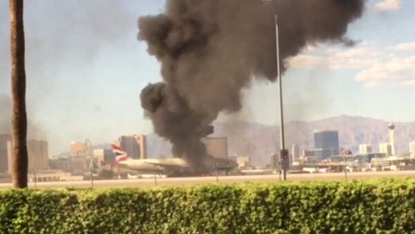 Густой дым поднялся над горящим самолетом в аэропорту Лас-Вегаса