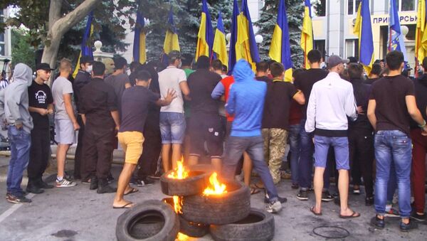 Украинские радикалы жгли шины и выкрикивали лозунги у здания суда в Одессе