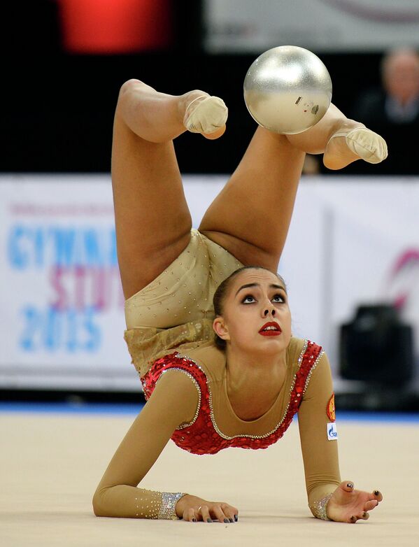 Маргарита Мамун выполняет упражнения с мячом на чемпионате мира по художественной гимнастике в немецком Штутгарте