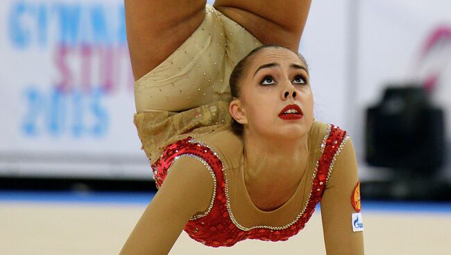 Маргарита Мамун выполняет упражнения с мячом на чемпионате мира по художественной гимнастике в немецком Штутгарте