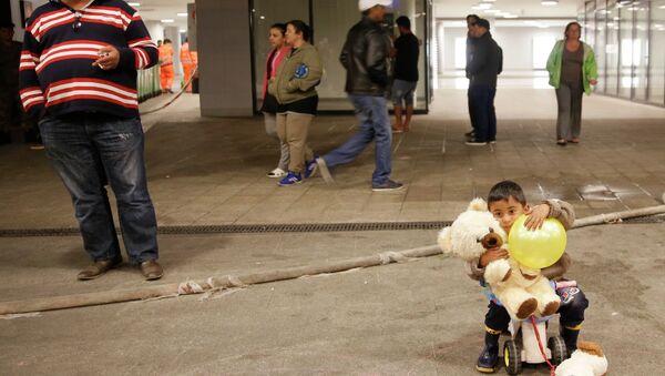 Беженцы из стран Ближнего Востока на железнодорожном вокзале Келети в Будапеште. Архивное фото