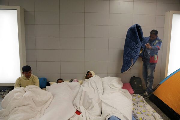 Беженцы из стран Ближнего Востока на железнодорожном вокзале Келети в Будапеште