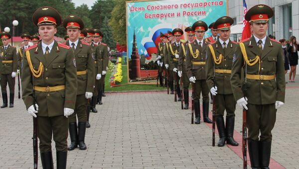 Участники парада в честь празднования Дня Союзного государства России и Белоруссии