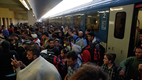 Беженцы из стран Ближнего Востока на станции Уэст Банкхофф в Вене