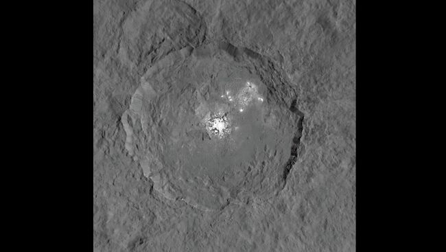 Новые фотографии кратера Оккатор с загадочными белыми пятнами