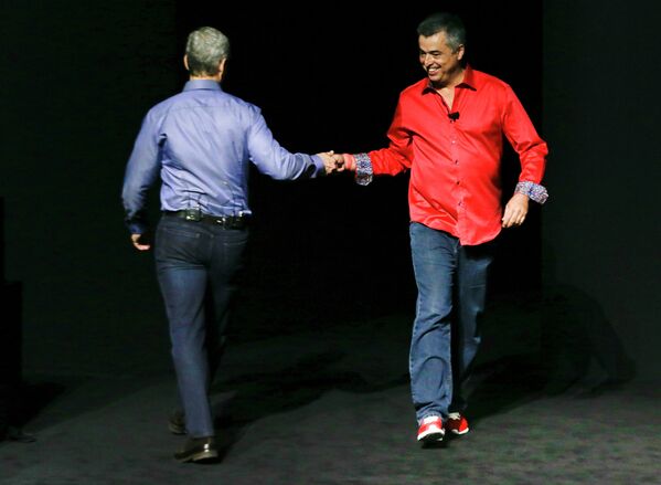 Генеральный директор Apple Тим Кук приветствует Эдди Кью во время презентации в Сан-Франциско