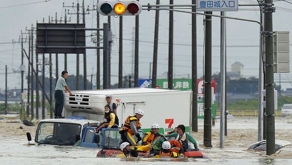 Эвакуация пострадавших от циклона Кило в городе Дзёсо, Япония