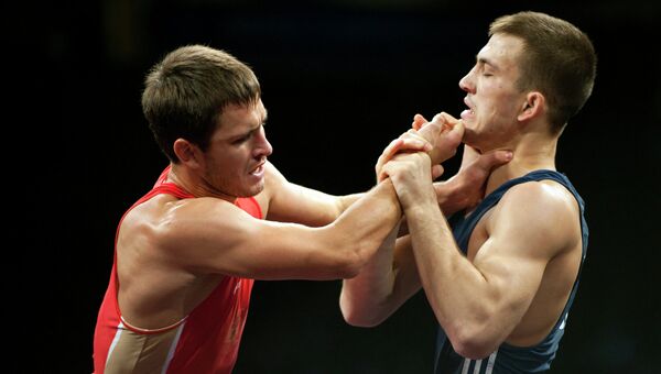 Российский борец Адам Курак в поединке за бронзовую медаль на чемпионате мира в США