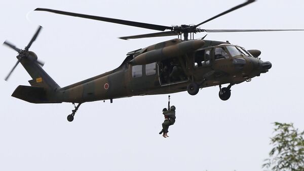 Вертолет сил самообороны Японии во время эвакуации пострадавших от циклона Кило