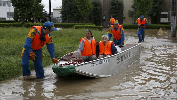Эвакуация пострадавших от циклона Кило в городе Дзёсо, Япония