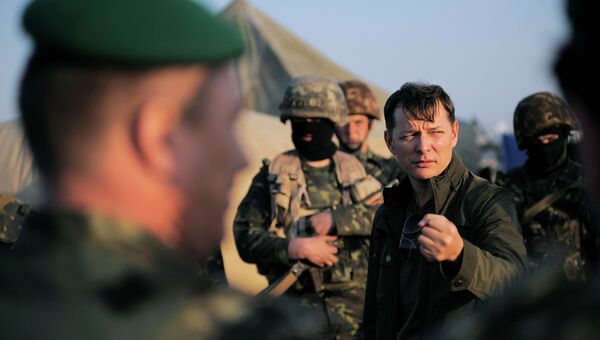 Народный депутат Украины Олег Ляшко во время визита в военные части Украины, 2014 год