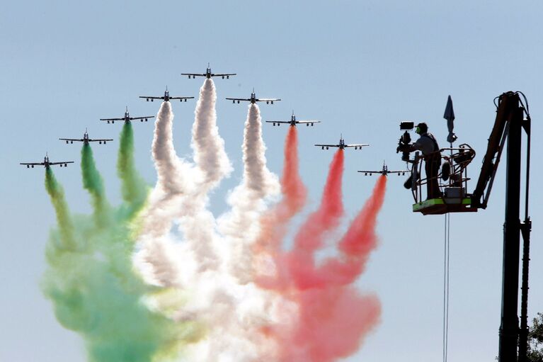 Итальянская пилотажная группа Freccie Tricolori на открытии этапа гонки Формула-1 в Монце, Италия