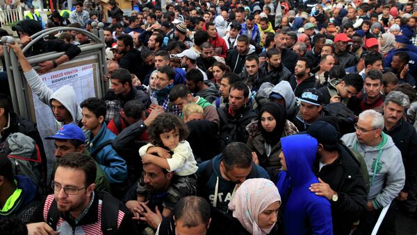 Беженцы из стран Ближнего Востока на железнодорожном вокзале Келети в Будапеште