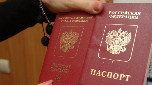 Обложки заграничных паспортов РФ. Архивное фото