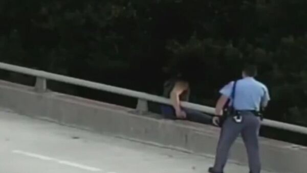 Полицейский в США отговорил самоубийцу прыгать с моста