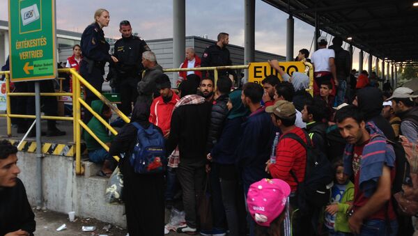 Беженцы в Никельсдорфе на границе Австрии и Венгрии