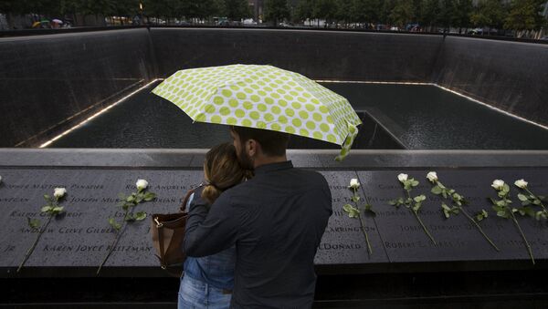 Люди возле мемориала 11 сентября в Нью-Йорке