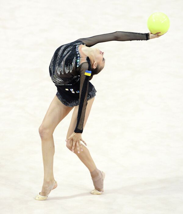 Элеонора Романова (Украина) выполняет упражнения с мячом на чемпионате мира по художественной гимнастике в немецком Штутгарте