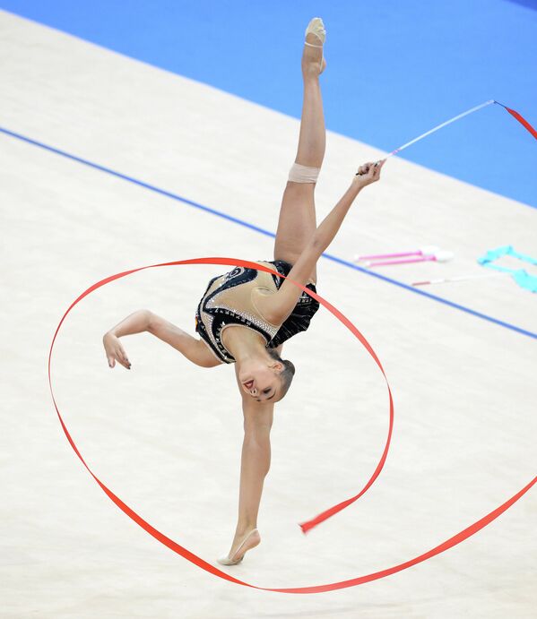 Маргарита Мамун выполняет упражнения с лентой на чемпионате мира по художественной гимнастике в немецком Штутгарте