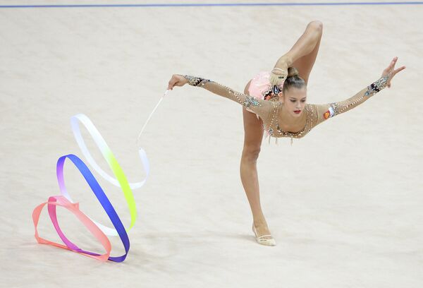 Александра Солдатова выполняет упражнения с лентой на чемпионате мира по художественной гимнастике в немецком Штутгарте