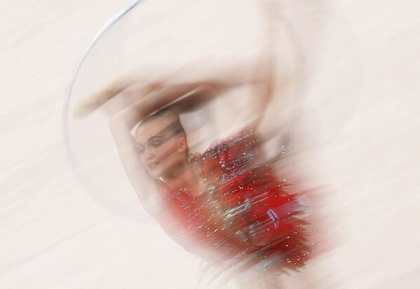 Екатерина Волкова (Финляндия) выполняет упражнения с обручем в индивидуальных соревнованиях на чемпионате мира по художественной гимнастике в немецком Штутгарт
