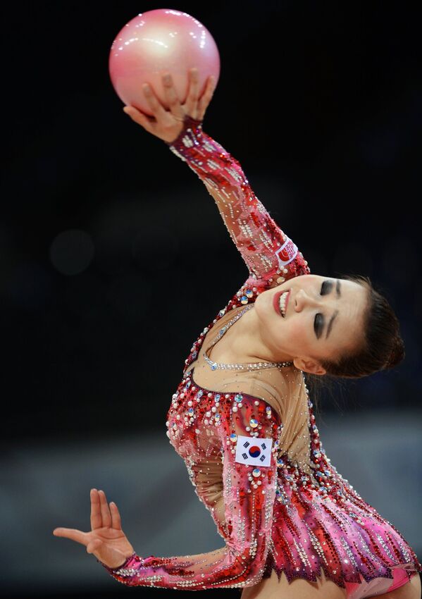 Сон Ён-Чжэ (Южная Корея) выполняет упражнения с мячом в индивидуальных соревнованиях на чемпионате мира по художественной гимнастике в немецком Штутгарте