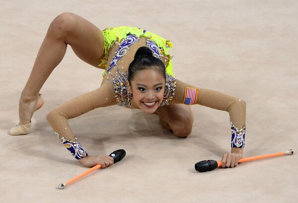 Лаура Зенг (США) выполняет упражнения с булавами в финальных соревнованиях на чемпионате мира по художественной гимнастике в немецком Штутгарте