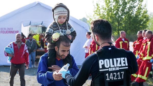 Беженцы на станции недалеко от Берлина, Германия. Сентябрь 2015