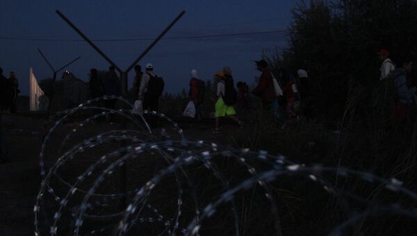 Беженцы переходят границу Сербии и Венгрии в районе поселка Реске